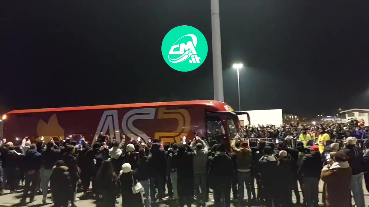 赛前罗马大巴抵达安联球场，遭到了尤文球迷的“热烈欢迎”