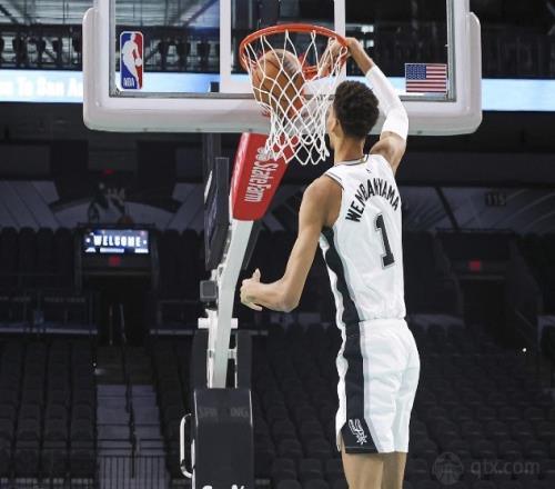 文班亚马NBA夏联首秀 投篮手感不佳