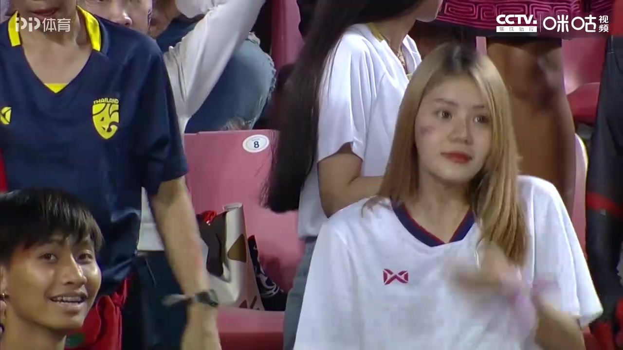泰国女球迷看台领喊镜头扫到她突然娇羞