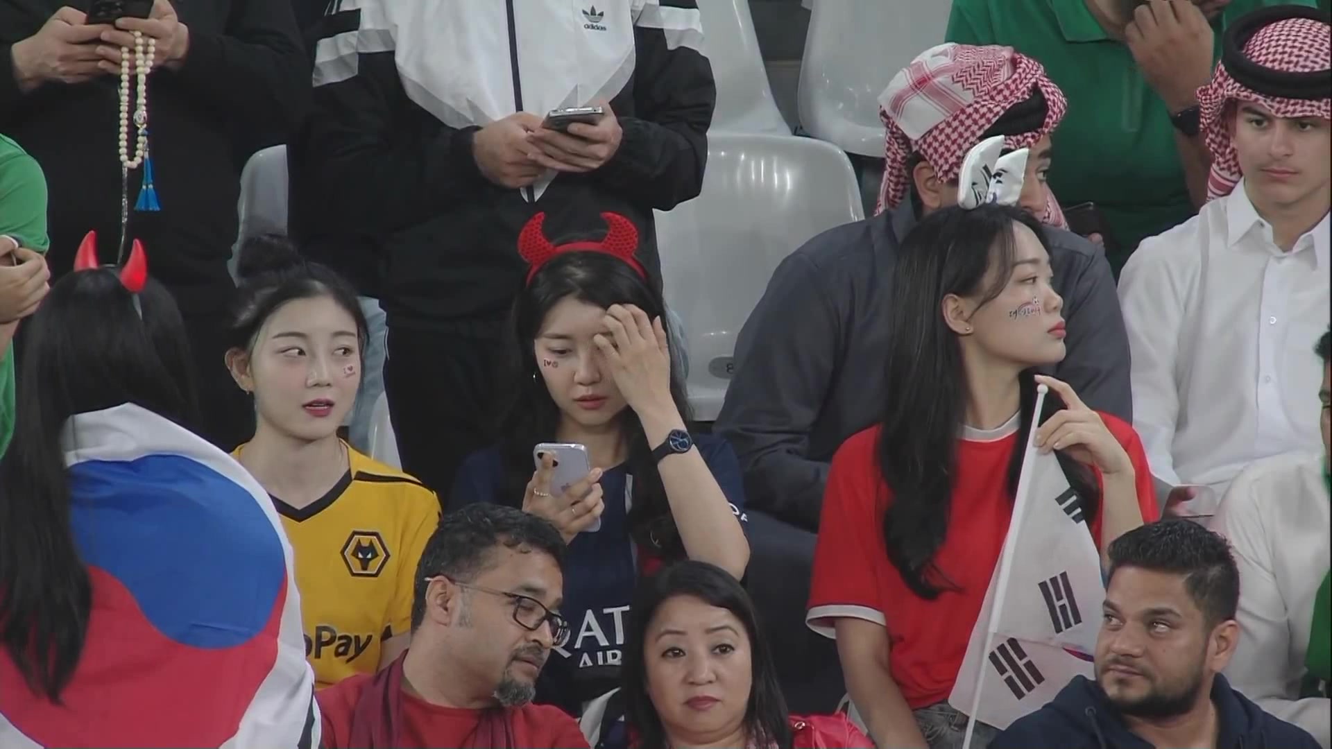 这不比比赛好看场边韩国和沙特的女球迷