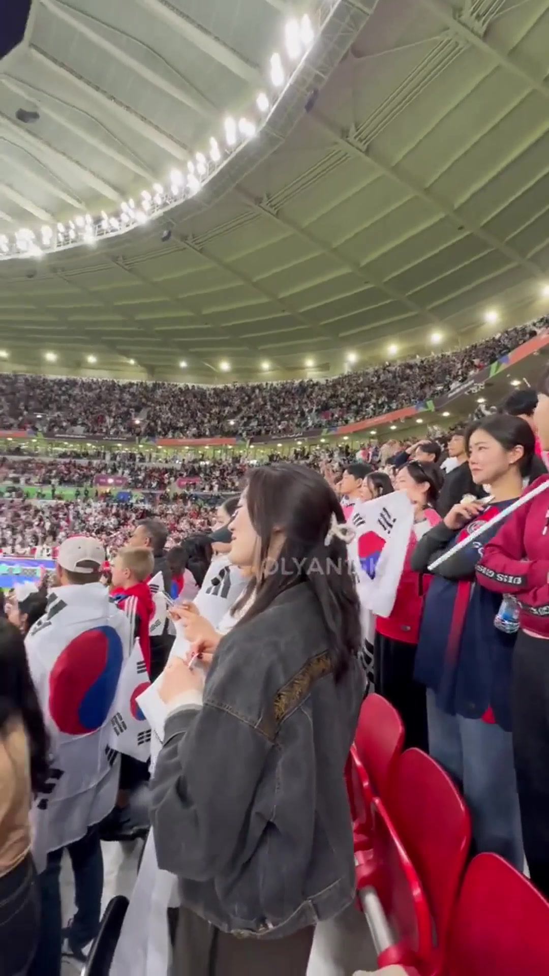 这是什么表情韩国美女身身穿巴黎球衣观战亚洲杯