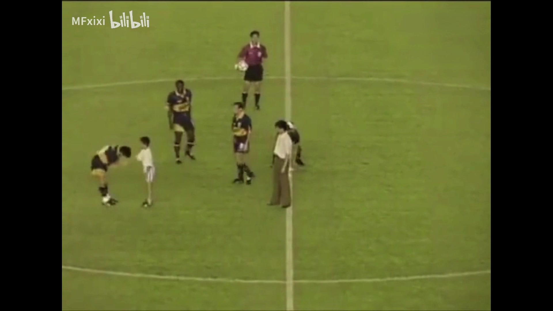 《尊重》！96年马拉多纳中国行低头弯腰给小球迷鞠躬