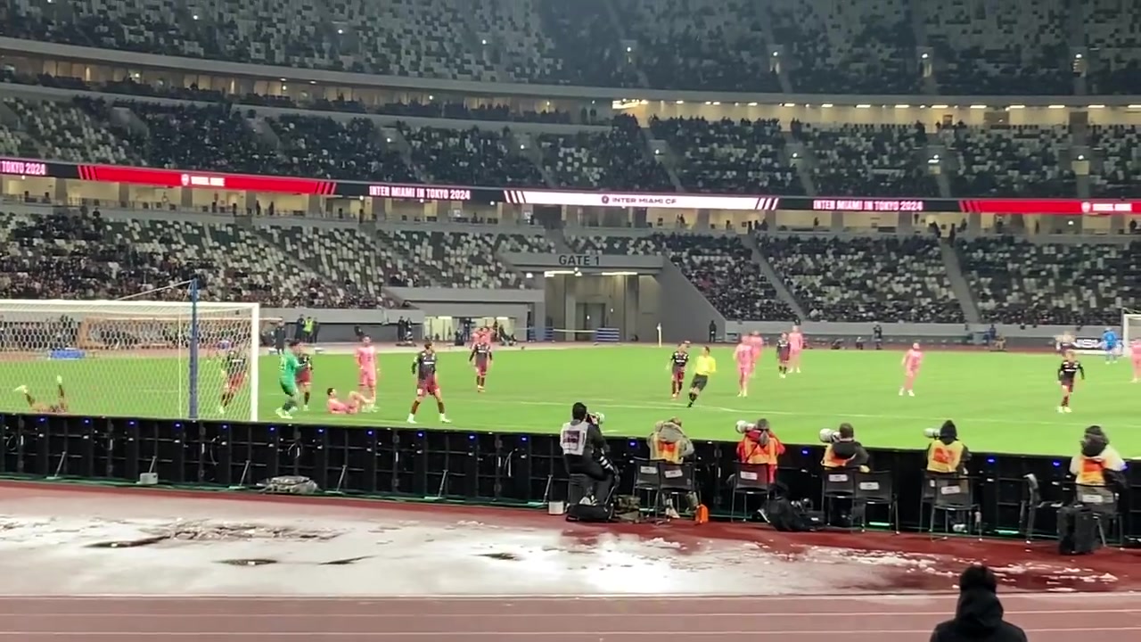 日本球迷看梅西差点进球，陷入疯狂