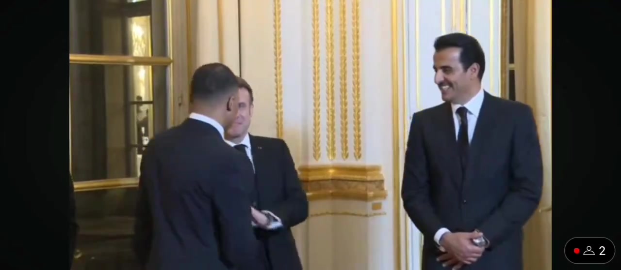 姆巴佩与马克龙&巴黎老板卡塔尔埃米尔握手交谈