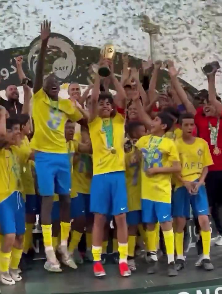 迷你罗率队赢得沙特U13联赛冠军，C罗发文祝贺