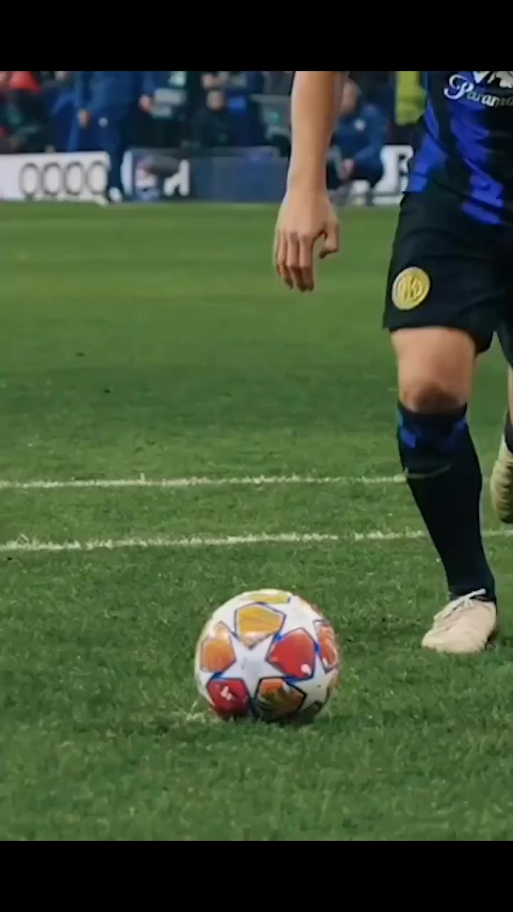 细看欧冠劳塔罗的失点，是支撑脚把球震起来导致踢飞