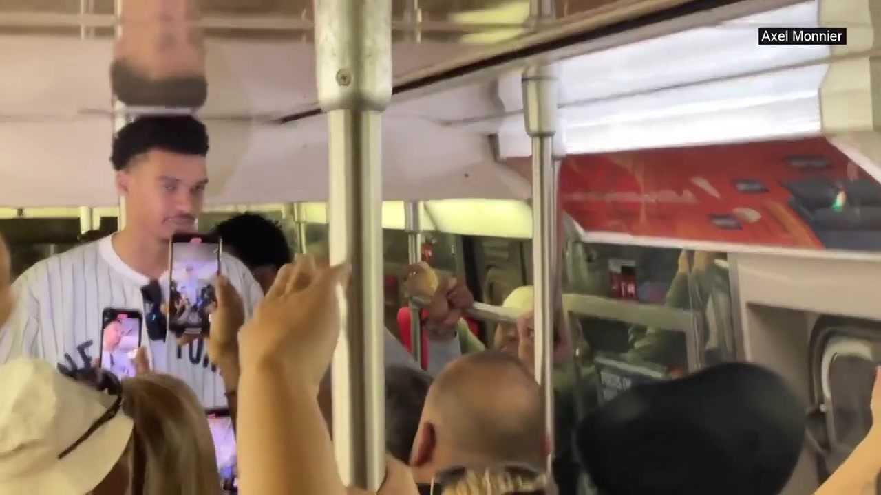 文班亚马选秀时搭乘纽约地铁脑袋紧贴车厢顶