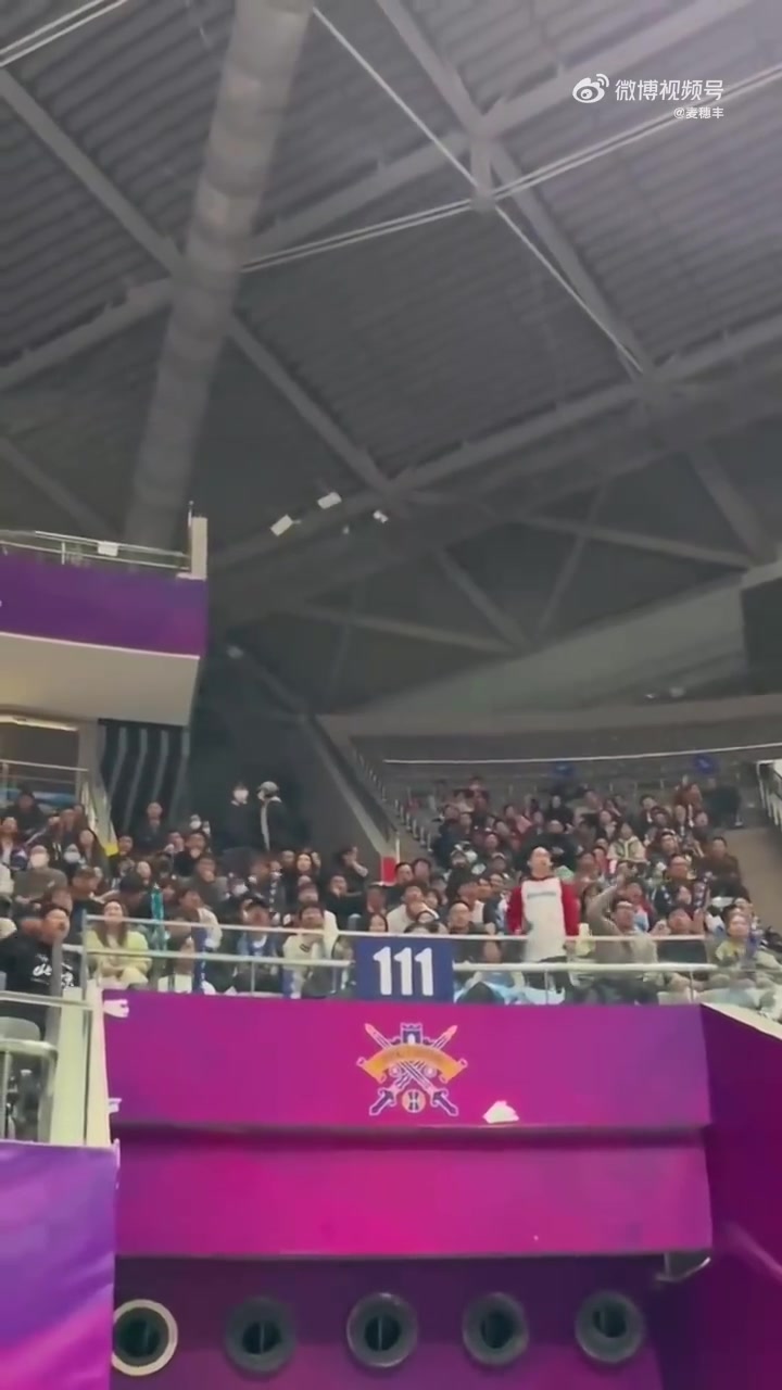 骂的真凶啊！CBA北京德比，北京球迷在看台上对北控大喊“滚回重庆”！