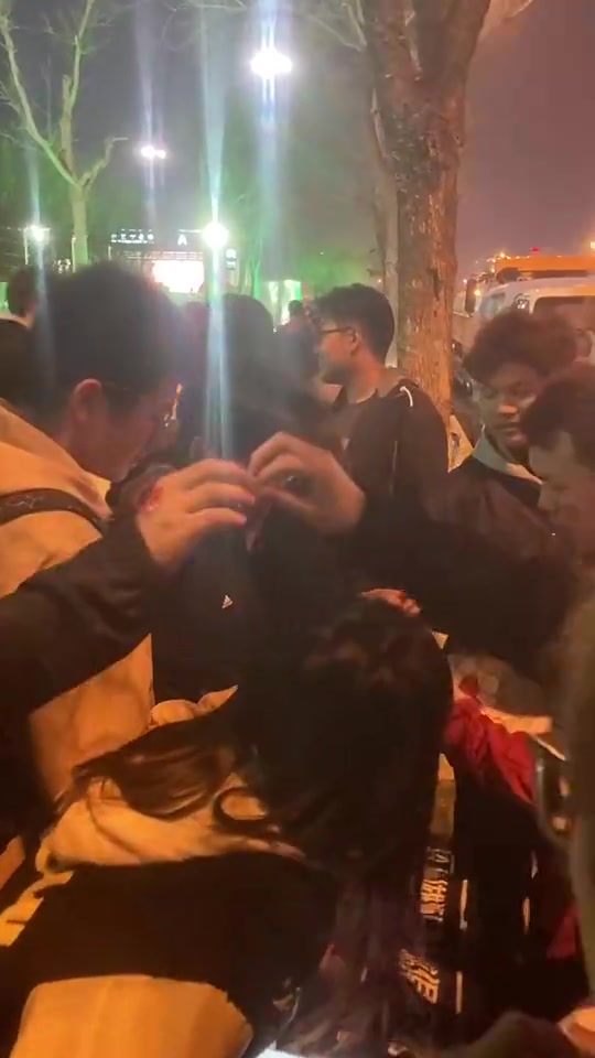 国足场外商贩庆祝王大雷首发：围巾1块、贴纸白送！
