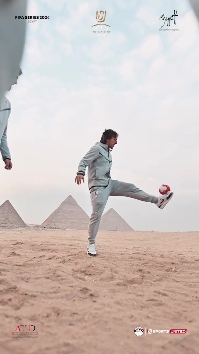 萨拉赫当导游克罗地亚国脚们在埃及金字塔踢足球