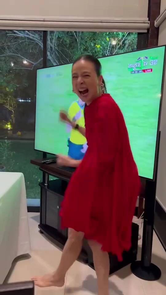 战平韩国队！泰国57岁华裔领队伍伦盼女士兴奋庆祝