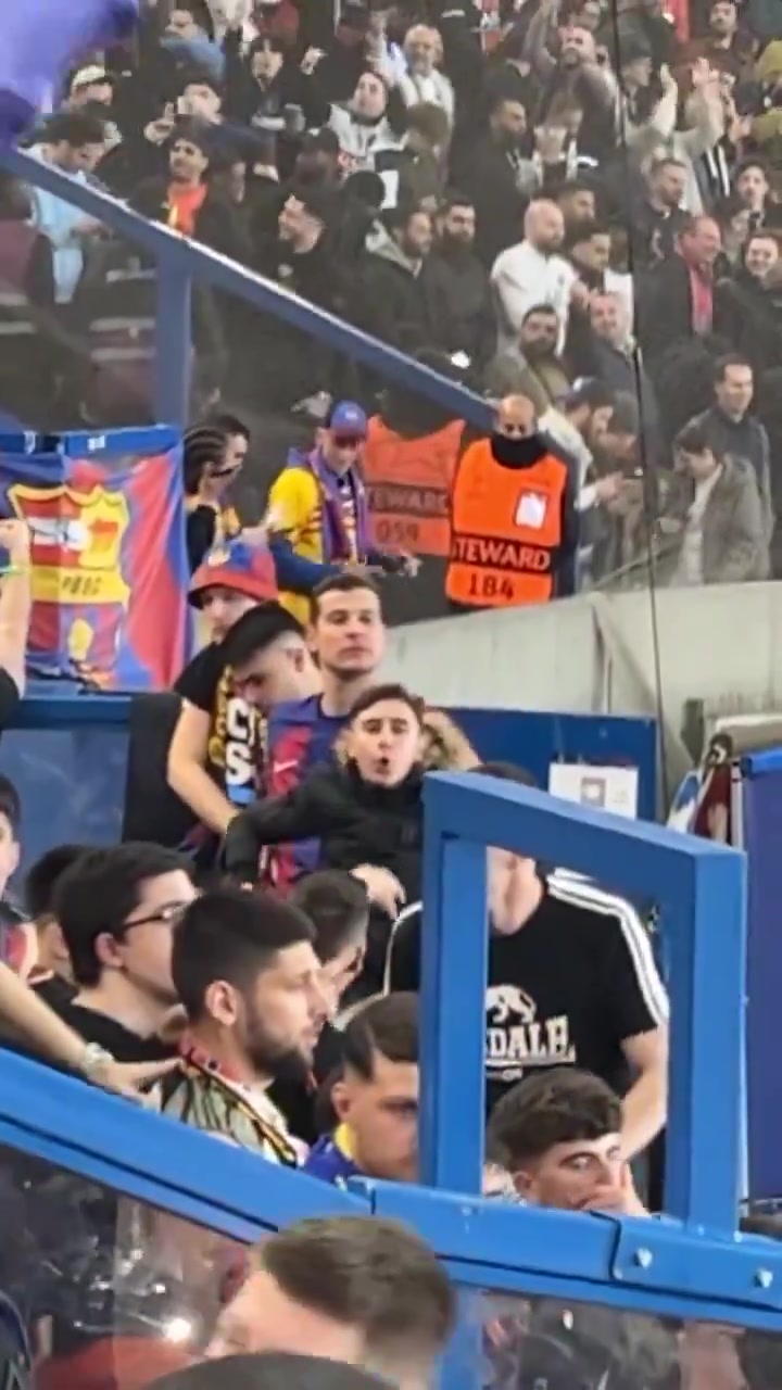 现场的巴萨球迷向纳粹致敬，并侮辱巴黎球迷为“猴子”