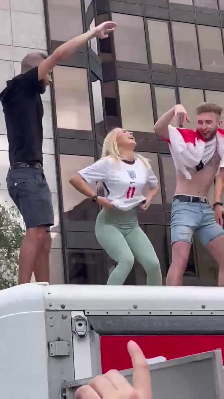 网飞出英格兰欧洲杯决赛纪录片，女球迷：为啥我脱衣庆祝没入镜