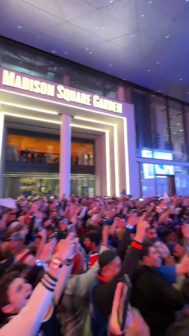 这氛围！麦迪逊广场外疯狂庆祝的尼克斯球迷