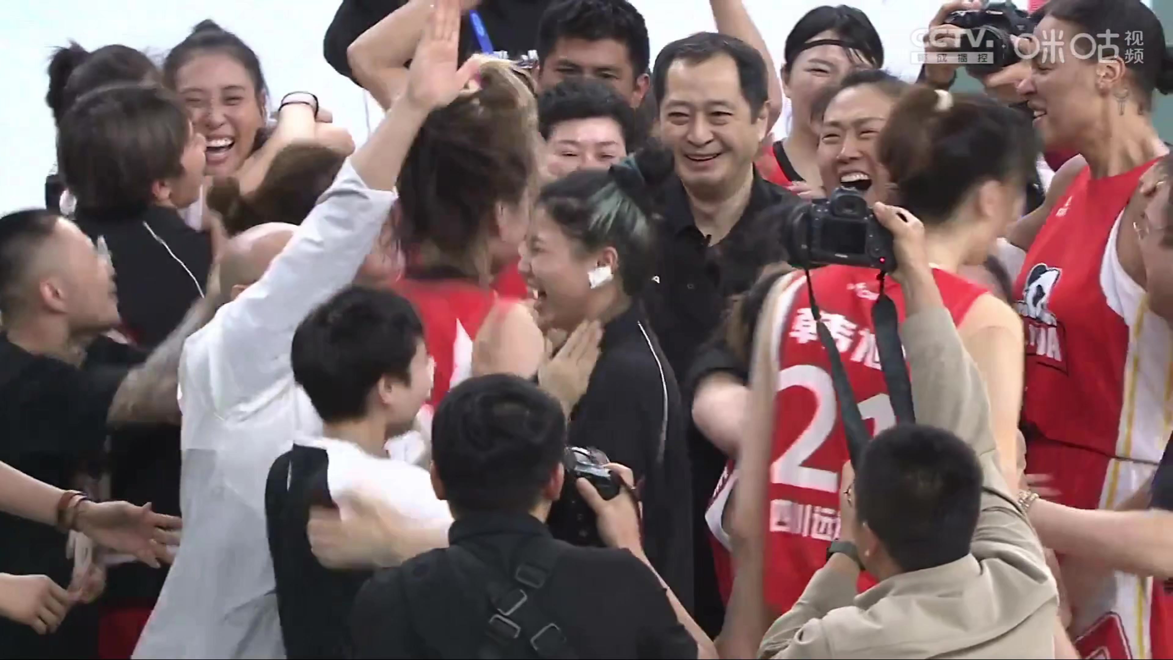 昨晚四川女篮夺冠，一位嘉宾庆祝时过于兴奋拍打韩旭力气过大，让韩旭有些生气！