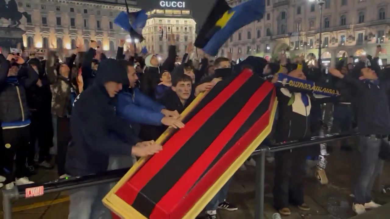 疯狂！国米球迷在米兰大教堂前放置了米兰颜色的棺材