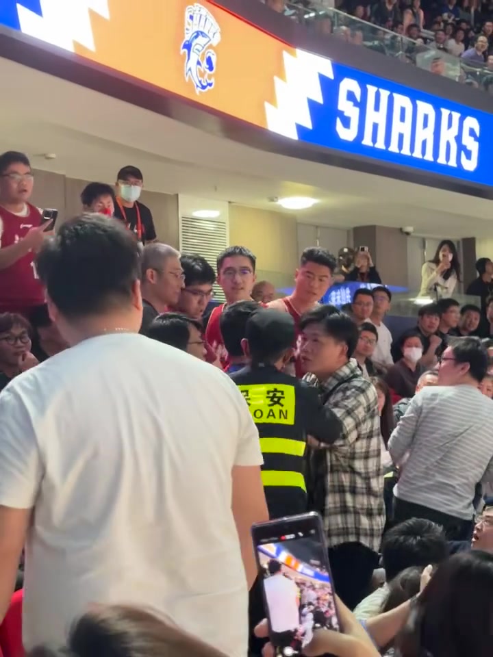 G3看台上浙江球迷与上海球迷发生冲突！双方情绪都非常激动！