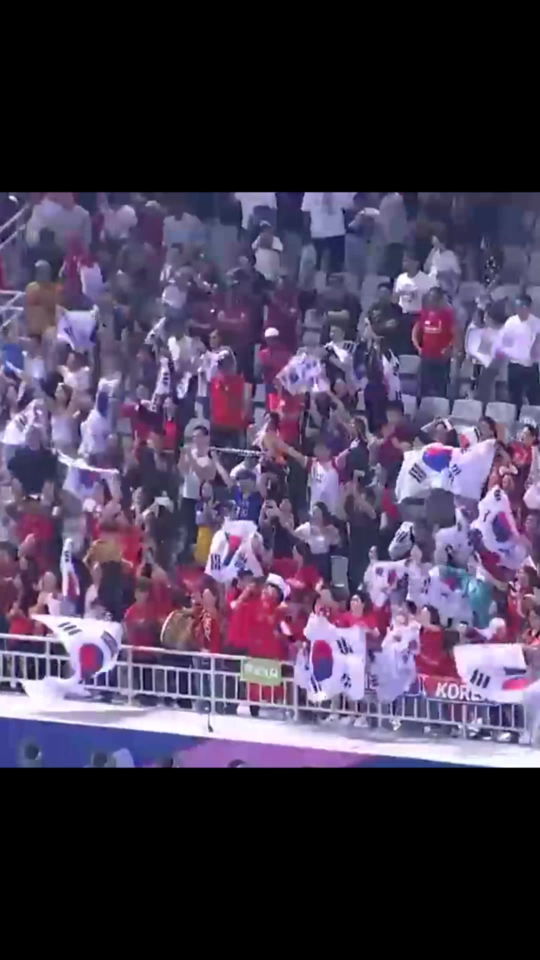 门将提前移动空欢喜！韩国女球迷兴奋庆祝时衣服差点掉下来