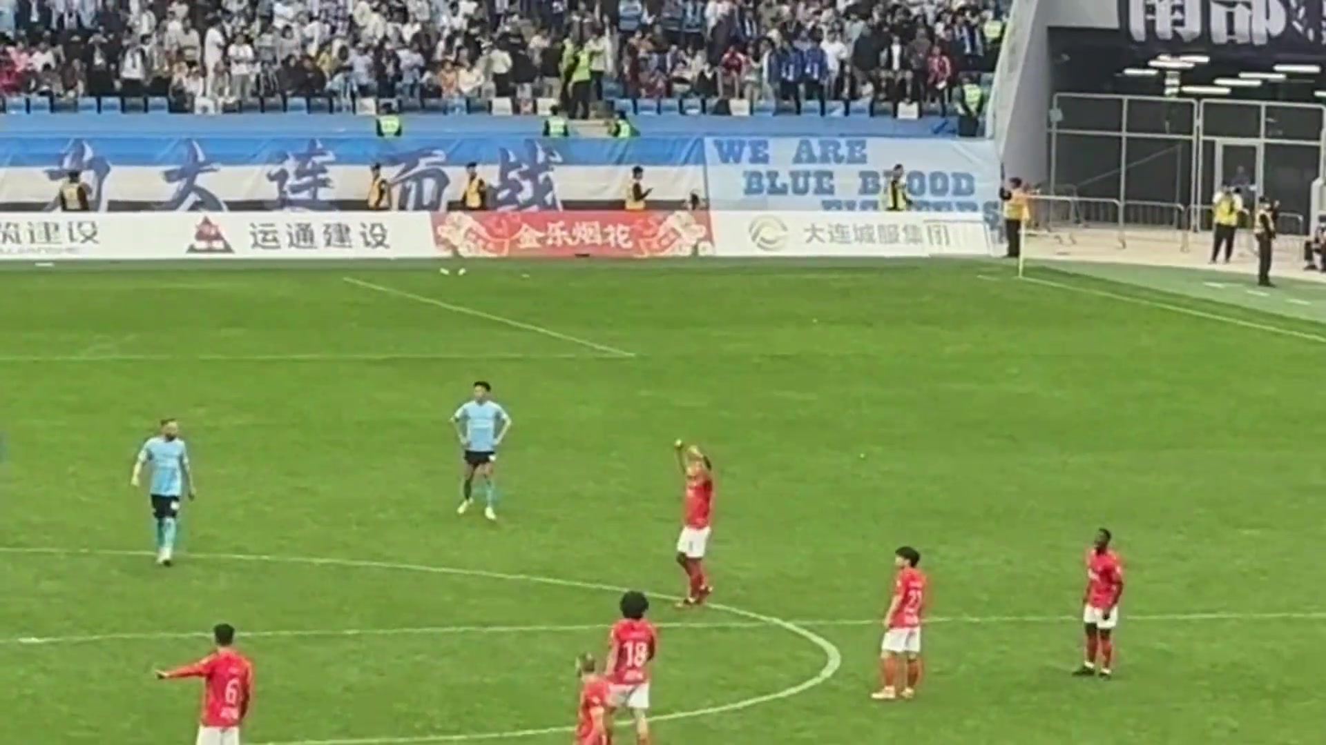 大连球迷晒视频并写道：广州队球员光明正大挑衅主场球迷
