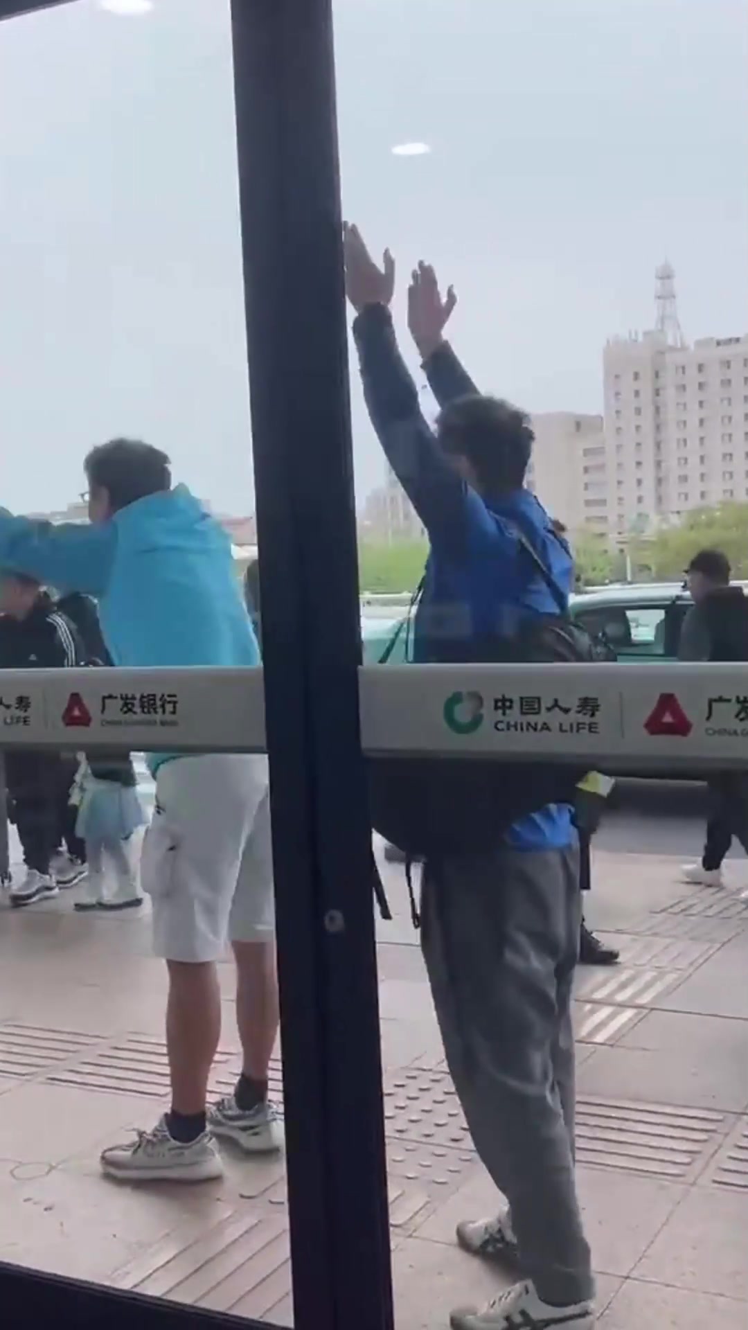还在闹事大连球迷跑去机场围堵广州球员！
