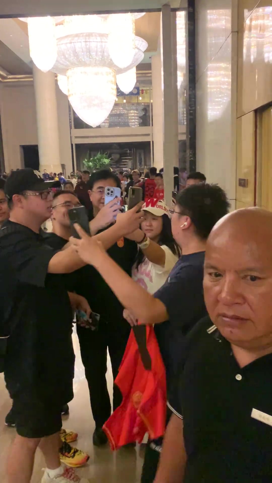 球迷遇到足协主席宋凯，本人面带微笑和球迷合影