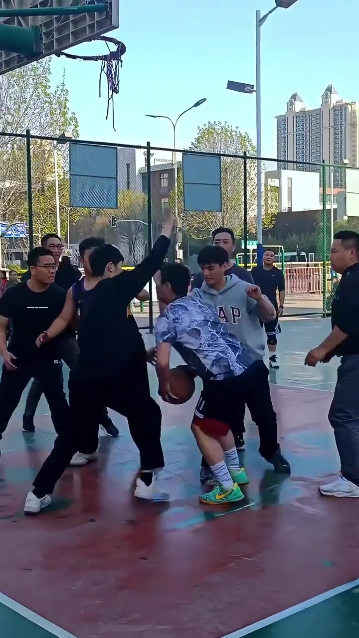场子一共8个人，合计就哥们一人在玩啊