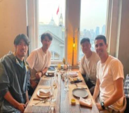 奥斯卡晒和海港队队友合照 配文Dinner with brothers