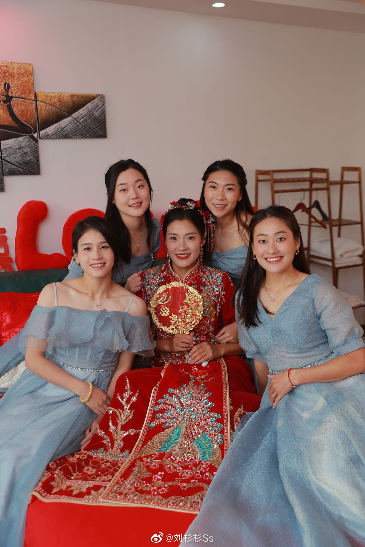 前女足国脚刘杉杉分享婚礼照片，吴海燕、古雅沙担任伴娘