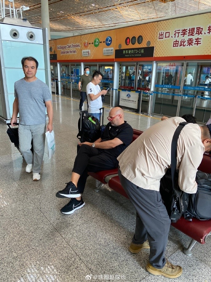 赵探长：乔帅在首都机场和男篮团队告别他将回塞尔维亚短暂休整