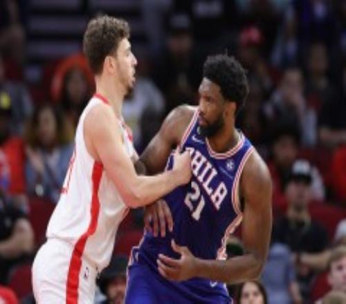 NBA最新赛况火箭132-12376人 哈登复出21分7助恩比德空砍39分6犯离场