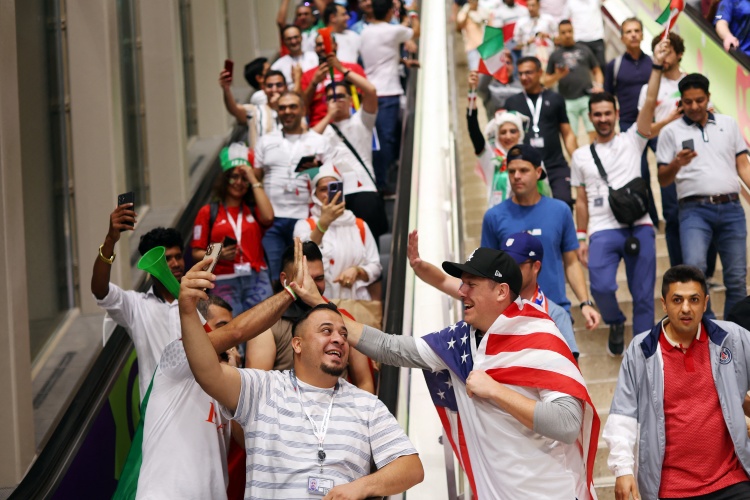 Peace&love！伊朗球迷与美国球迷在赛前友好击掌