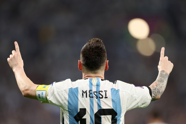 ✊领袖人物！梅西100次担任阿根廷队长，67球33助直接参与100球！