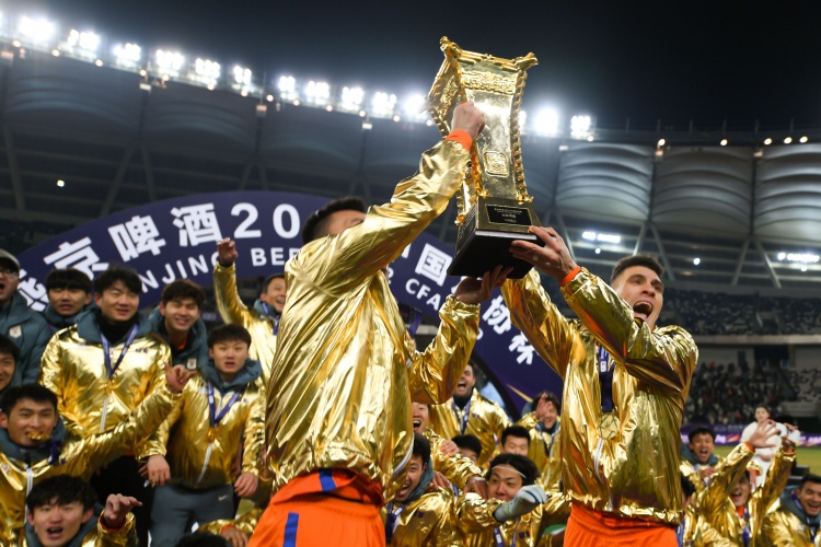 荣耀时刻！郑铮莫伊塞斯共同捧杯，山东泰山是足协杯冠军！