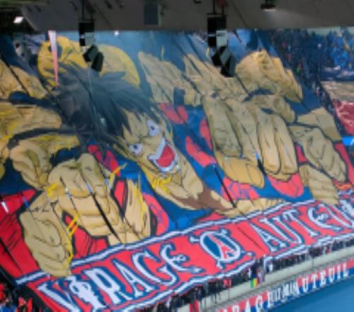 欧冠看台现巨幅路飞TIFO 巴黎球迷此前曾展示日漫孙悟空TIFO